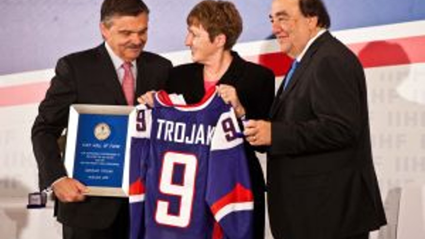 Zľava: Prezident IIHF René Fasel, dcéra Ladislava Trojáka Jana Trojak Alexander pri príležitosti slávnostného uvedenia Ladislava Trojáka do Siene slávy Medzinárodnej hokejovej federácie (IIHF).