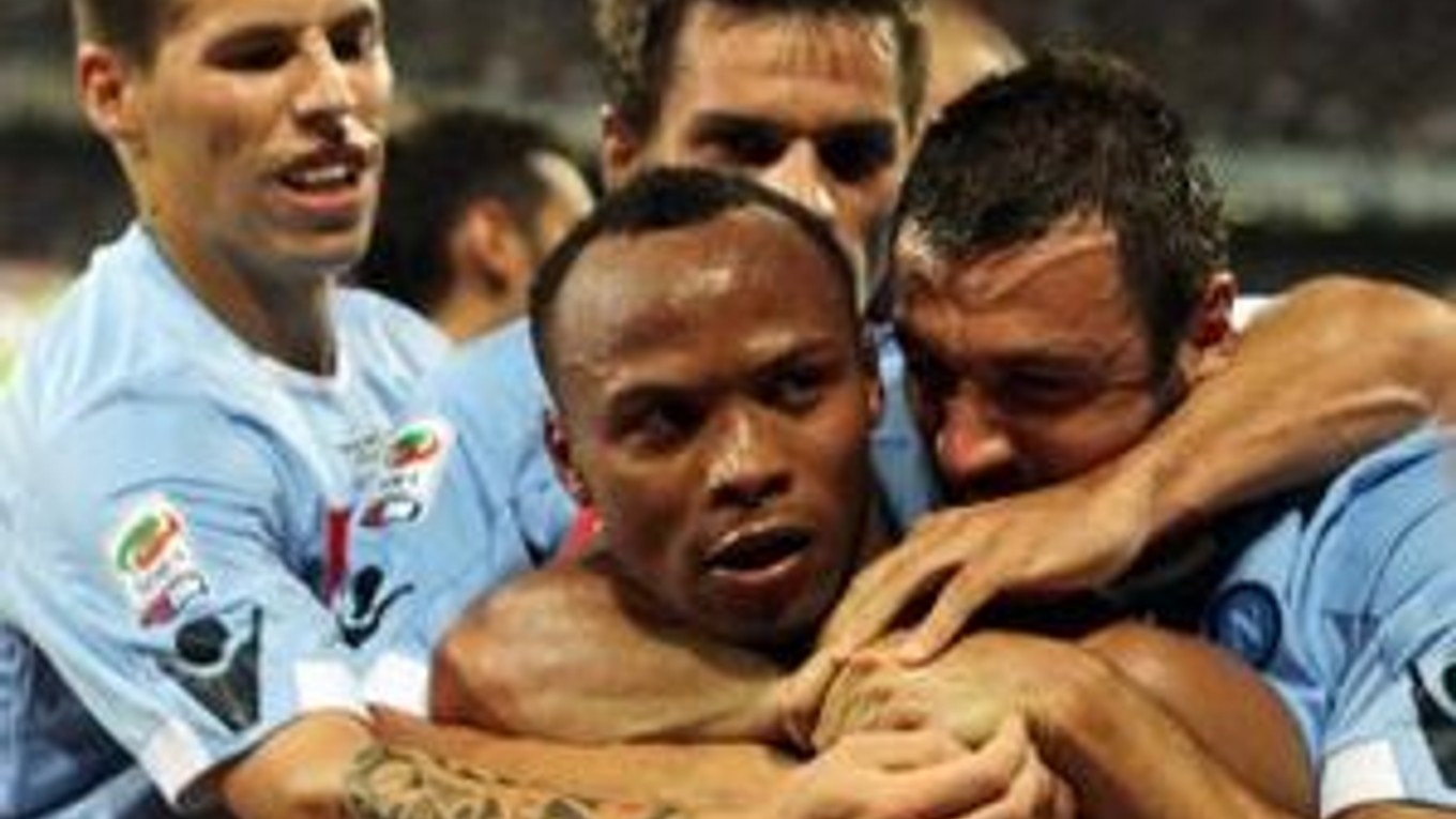 Hráč Neapola Juan Camilo Zuniga (v strede) oslavuje so svojimi spoluhráčmi gól do bránky Interu Miláno vo futbalovom zápase talianskej ligy Serie A v Neapole 15. mája 2011. Vľavo Slovák Marek Hamšík.