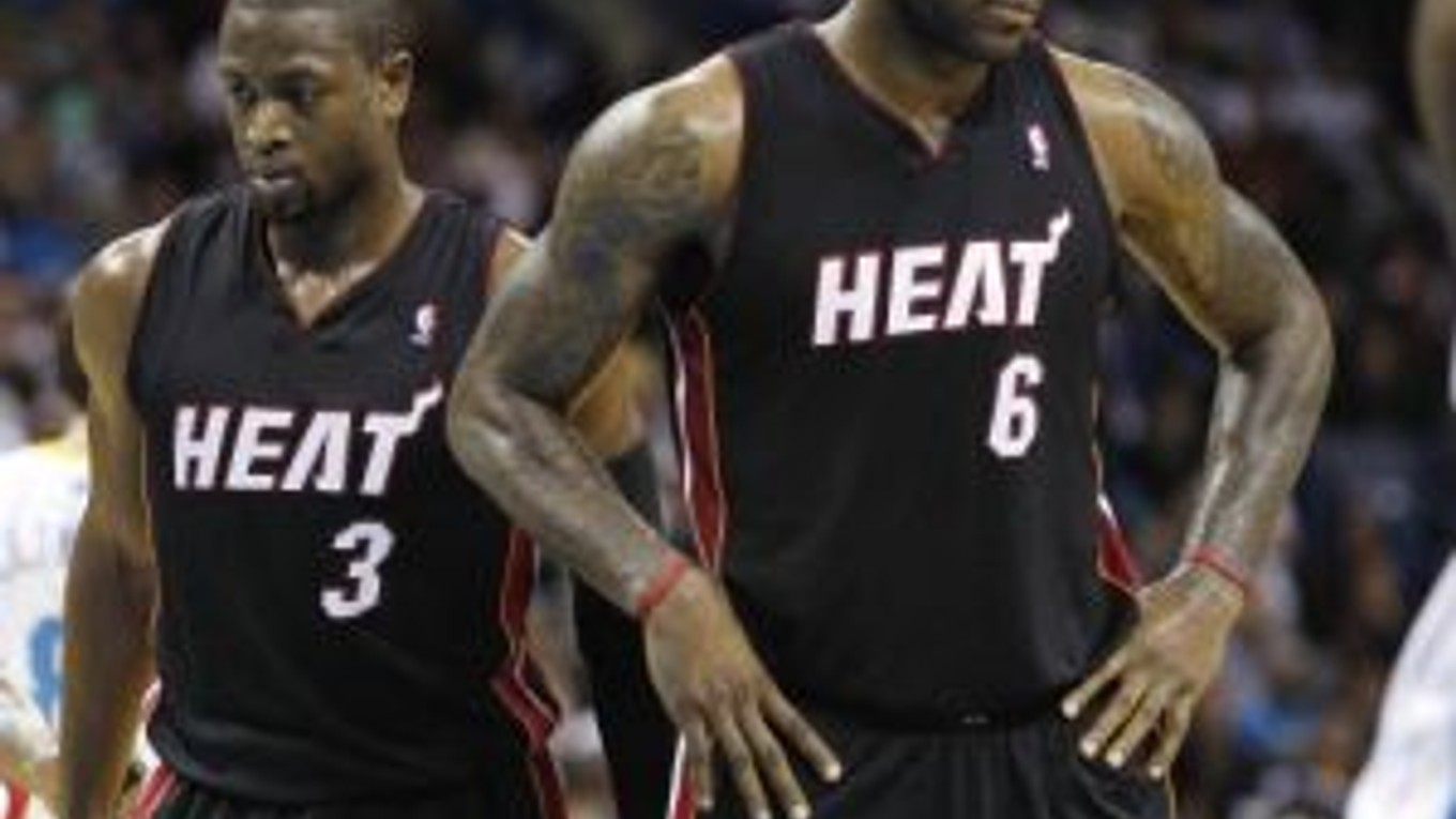 LeBron James (6) a Dwyane Wade (3) tentoraz Miami k víťazstvu nepriviedli.