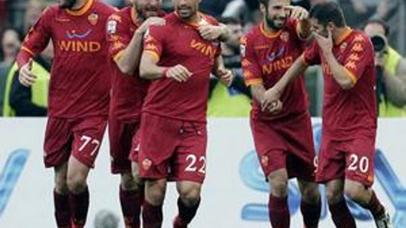 Futbalisti AS Rím vyhrali 2:0 nad mestským rivalom Laziom.