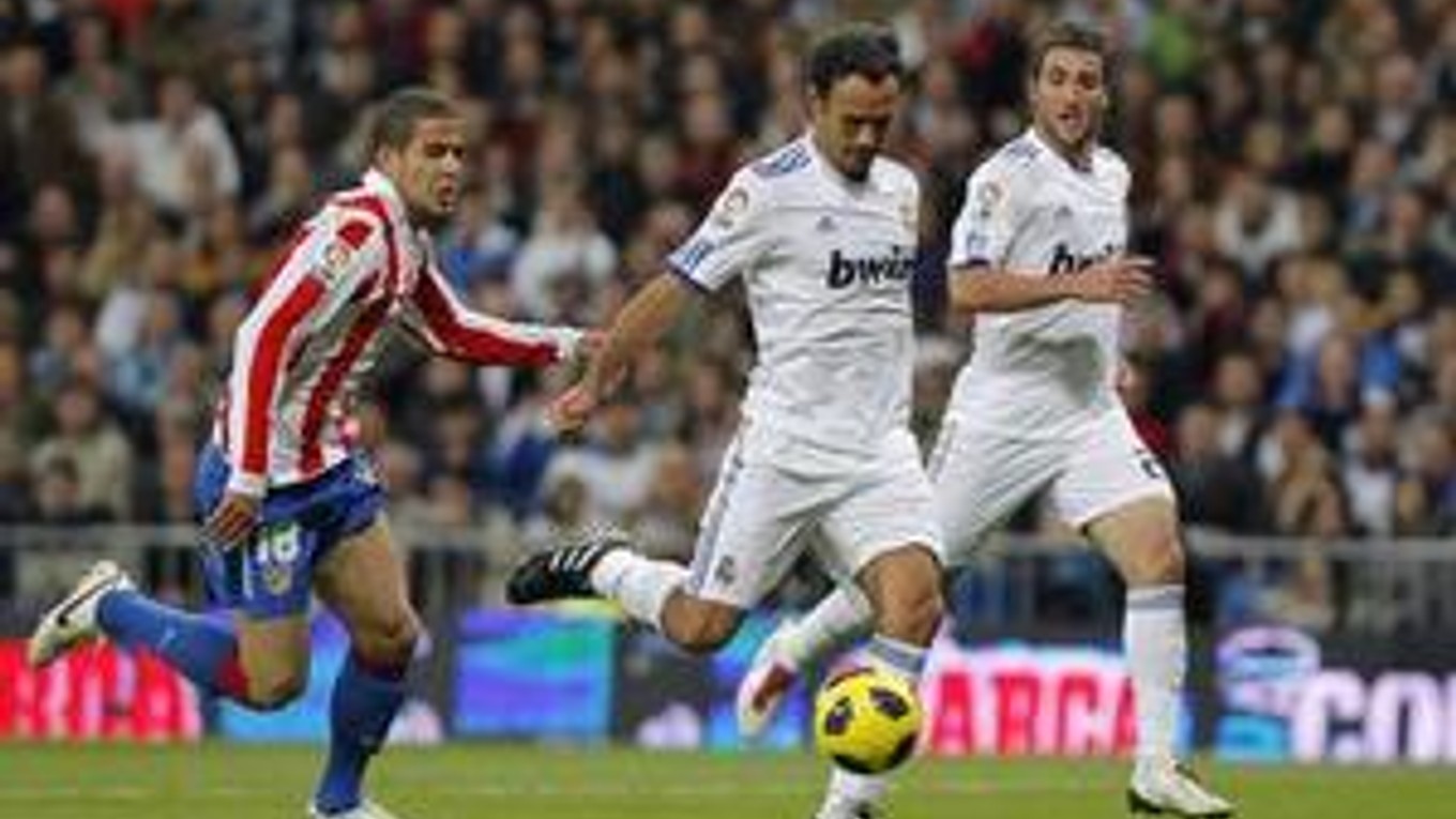 Real Madrid vyhral nad Atléticom 2:0 a jeden z jeho gólov strelil stopér Ricardo Carvalho.