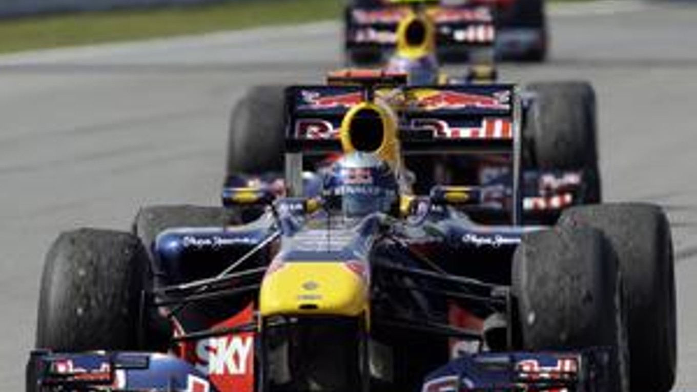 Red Bull vraj dá obom jazdcom rovnakú šancu. Majstrom totiž môže byť Mark Webber i Sebastian Vettel.