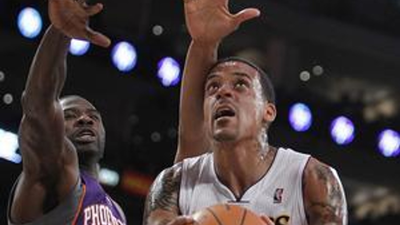 Matt Barnes (vpravo) z LA Lakers v súboji s Jasonom Richardsonom z Phoenixu.