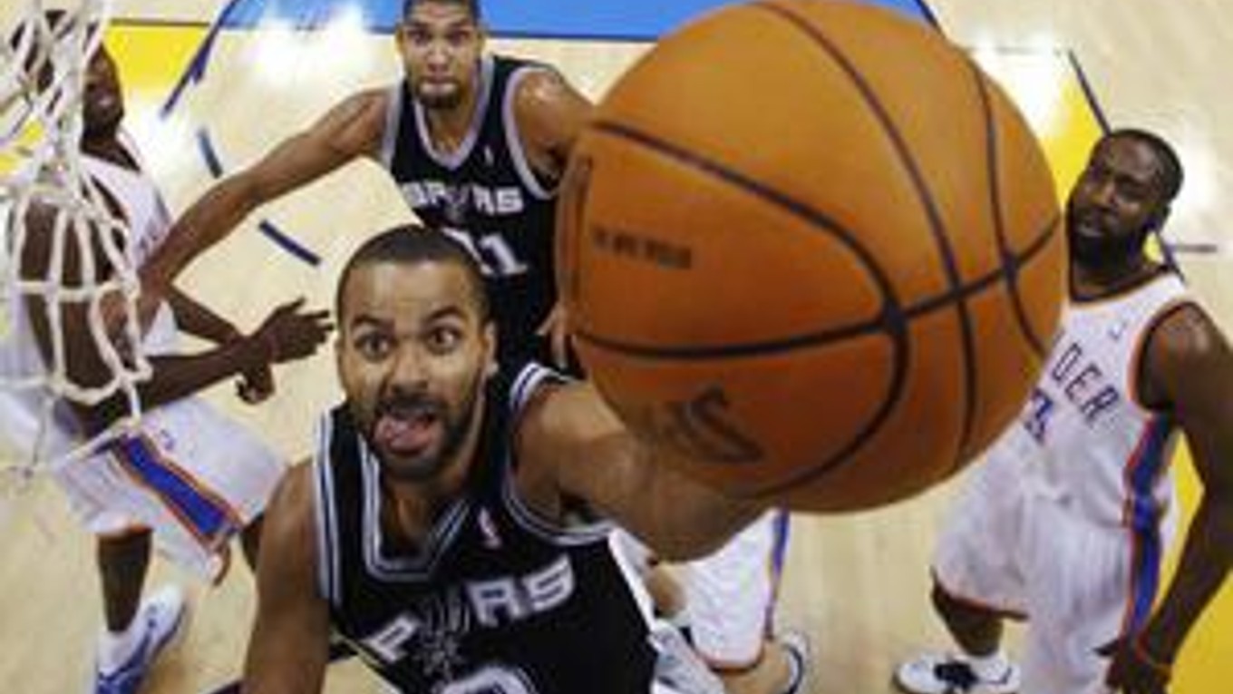 Tony Parker zo San Antonia Spurs v zápase s Oklahoma City.