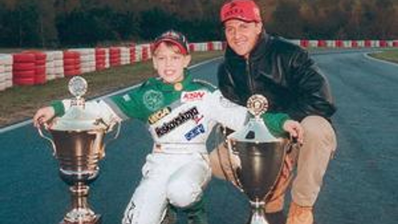 Trinásťročný Sebastian Vettel so svojím idolom Michaelom Schumacherom.
