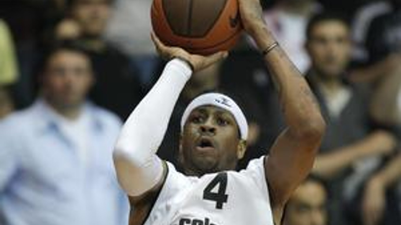 Allen Iverson v drese Besiktasu.