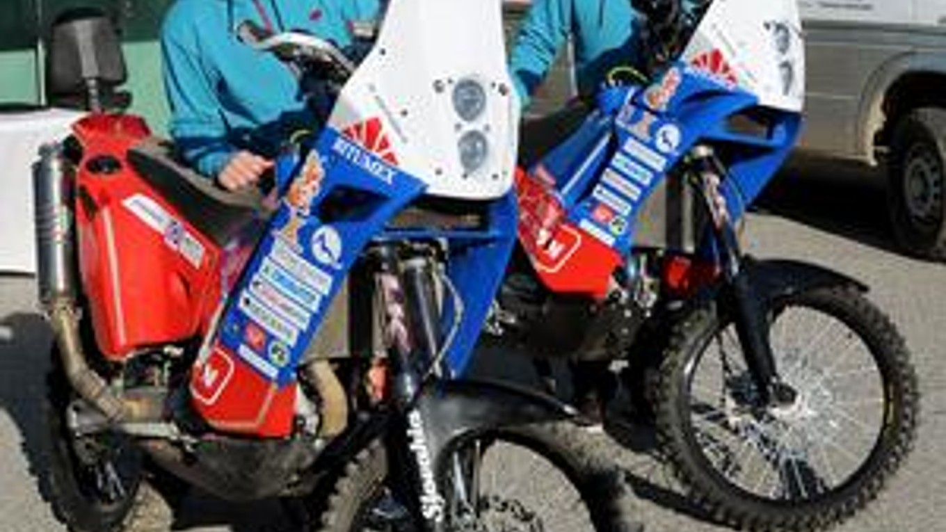 Radek Matoška (vľavo) a Štefan Svitko zajtra naložia motorky vo Francúzsku na cestu do Južnej Ameriky.