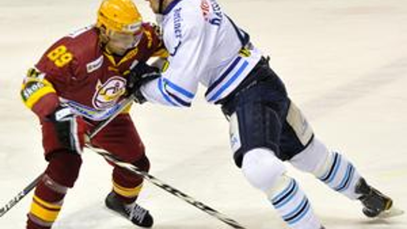 Ján Pardavý (vľavo) z Trenčína v súboji s Ivanom Ďatelinkom z Martina.