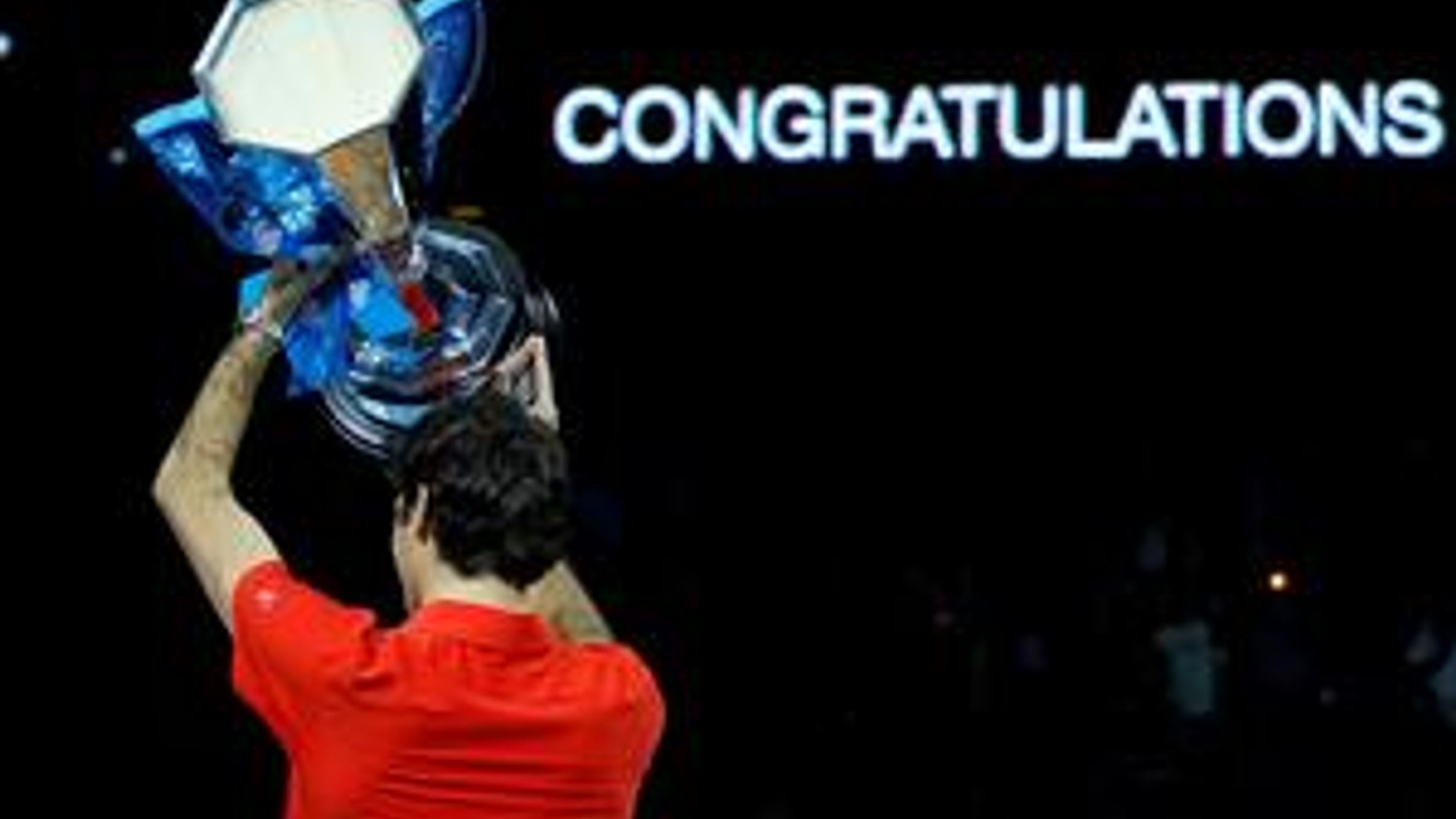 Roger Federer s víťaznou trofejou z londýnskeho Turnaja majstrov.