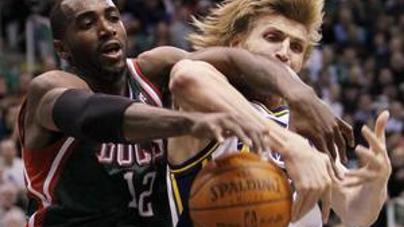 Hráč Milwaukee Bucks Luc Richard Mbah a Moute (12) v súboji o loptu s Andrejom Kirilenkom (vpravo) z tímu Utah Jazz.