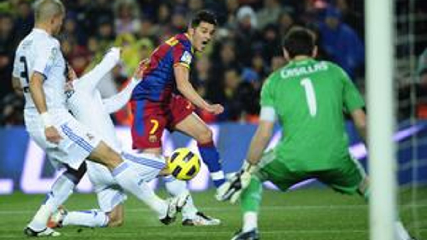 David Villa (v strede) strieľa na Ikera Casillasa.