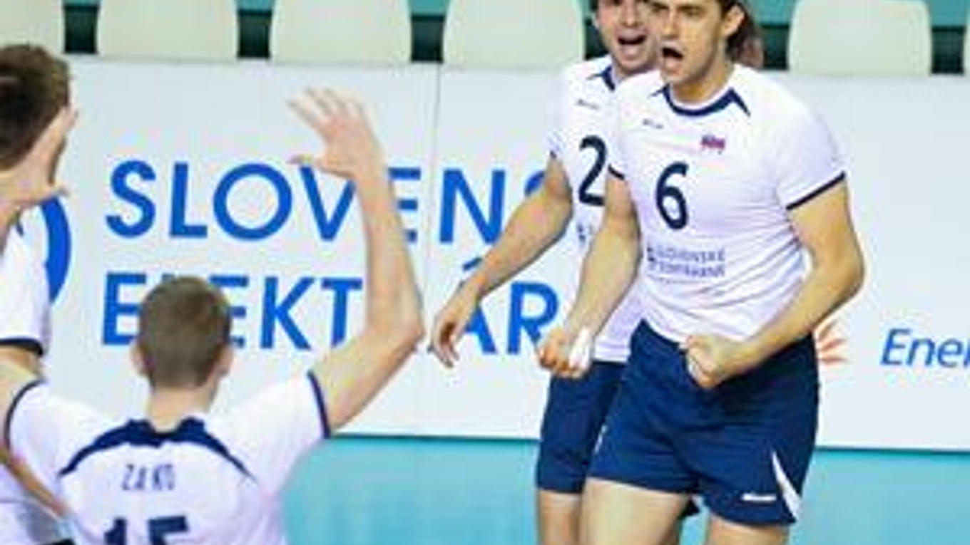 Jozef Piovarči (vpravo) a Peter Michalovič v dueli Európskej ligy.