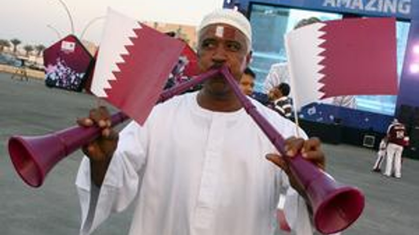 Fanúšik z Kataru oslavuje pridelenie majstrovstiev sveta 2022 svojej krajine.