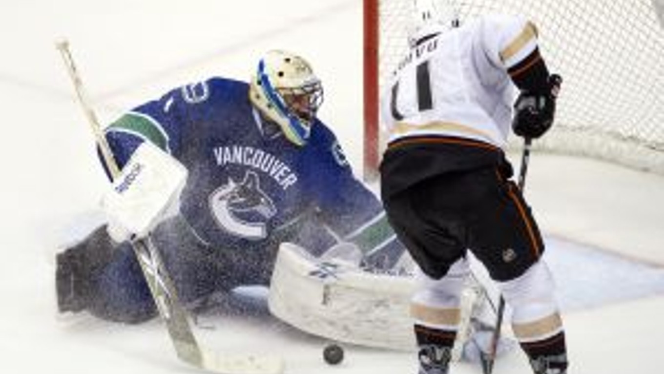 Útočník Anaheimu Ducks Saku Koivu pri pokuse, ktorý skončil na gólmanovi Vancouvru Canucks Robertovi Luongovi.