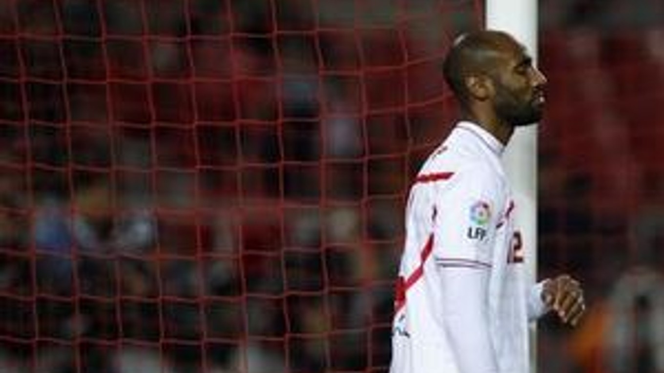 Útočník FC Sevilla Frederic Kanouté nepremenil penaltu v zápase proti Almeríi.