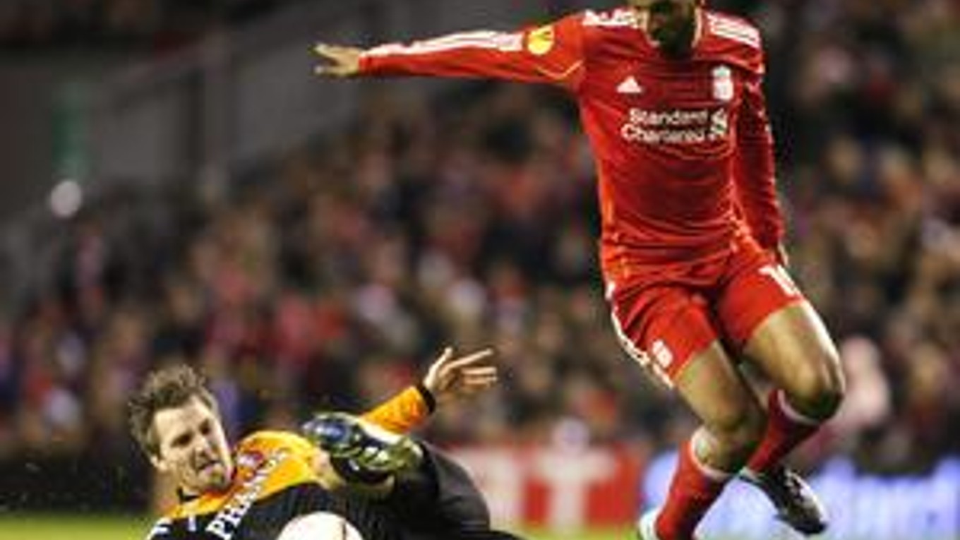 Ryan Babel (vpravo) z Liverpoolu v súboji s Michaelom Silberbauerom z Utrechtu.