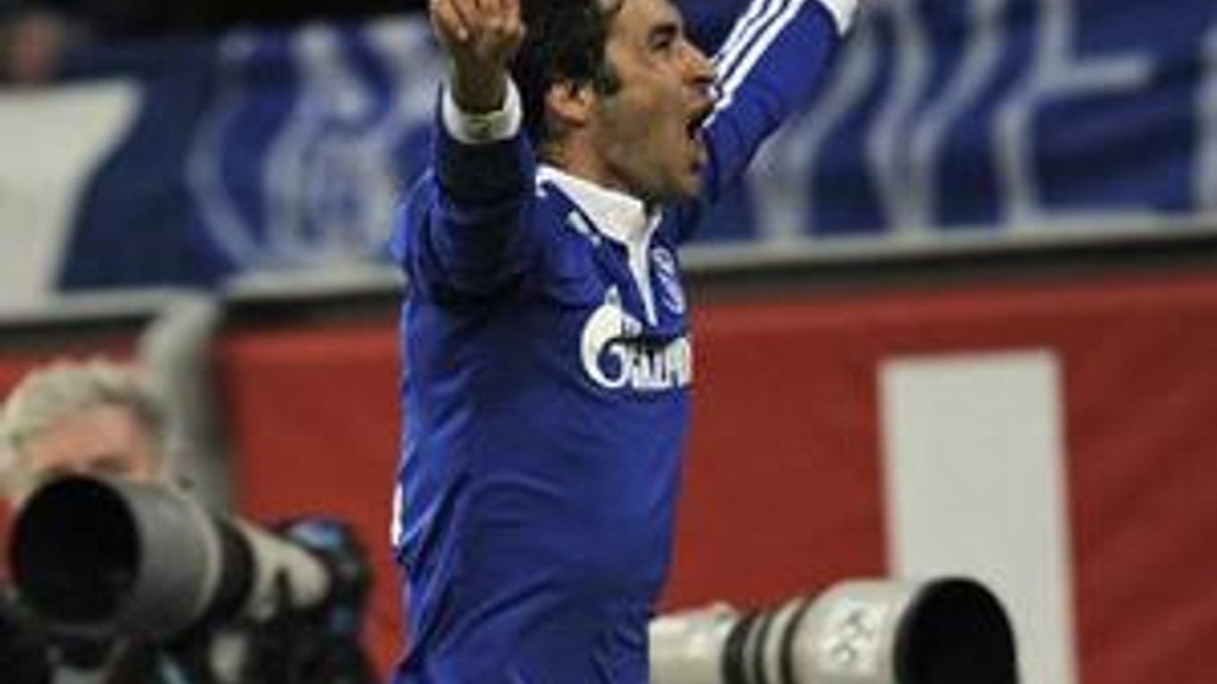 Útočník Schalke Raúl vsietil v dueli s Kolínom hetrik.