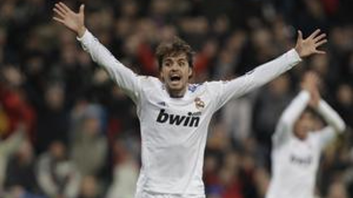 Pedro León oslavuje gól Ángela di Maríu do siete Sevilly.