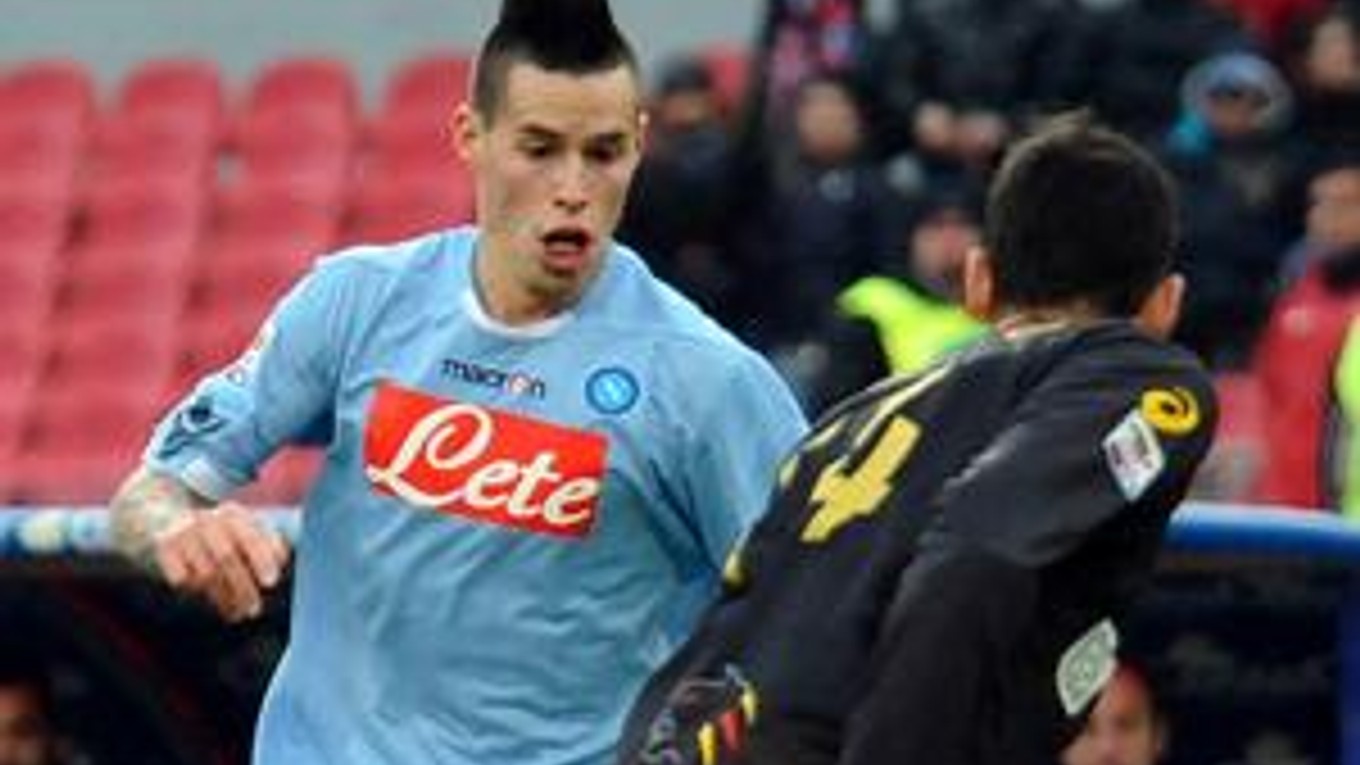 Marek Hamšík (vľavo) v súboji s Fabianom z Lecce.