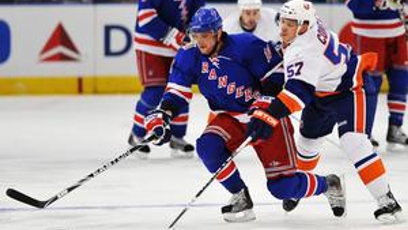 Marián Gáborík (vľavo) a Blake Comeau z NY Islanders.