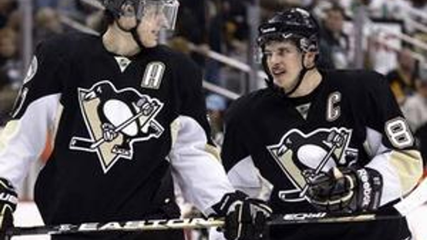 Spoluhráči z Pittsburghu Penguins Sidney Crosby (vpravo) a Jevgenij Malkin.