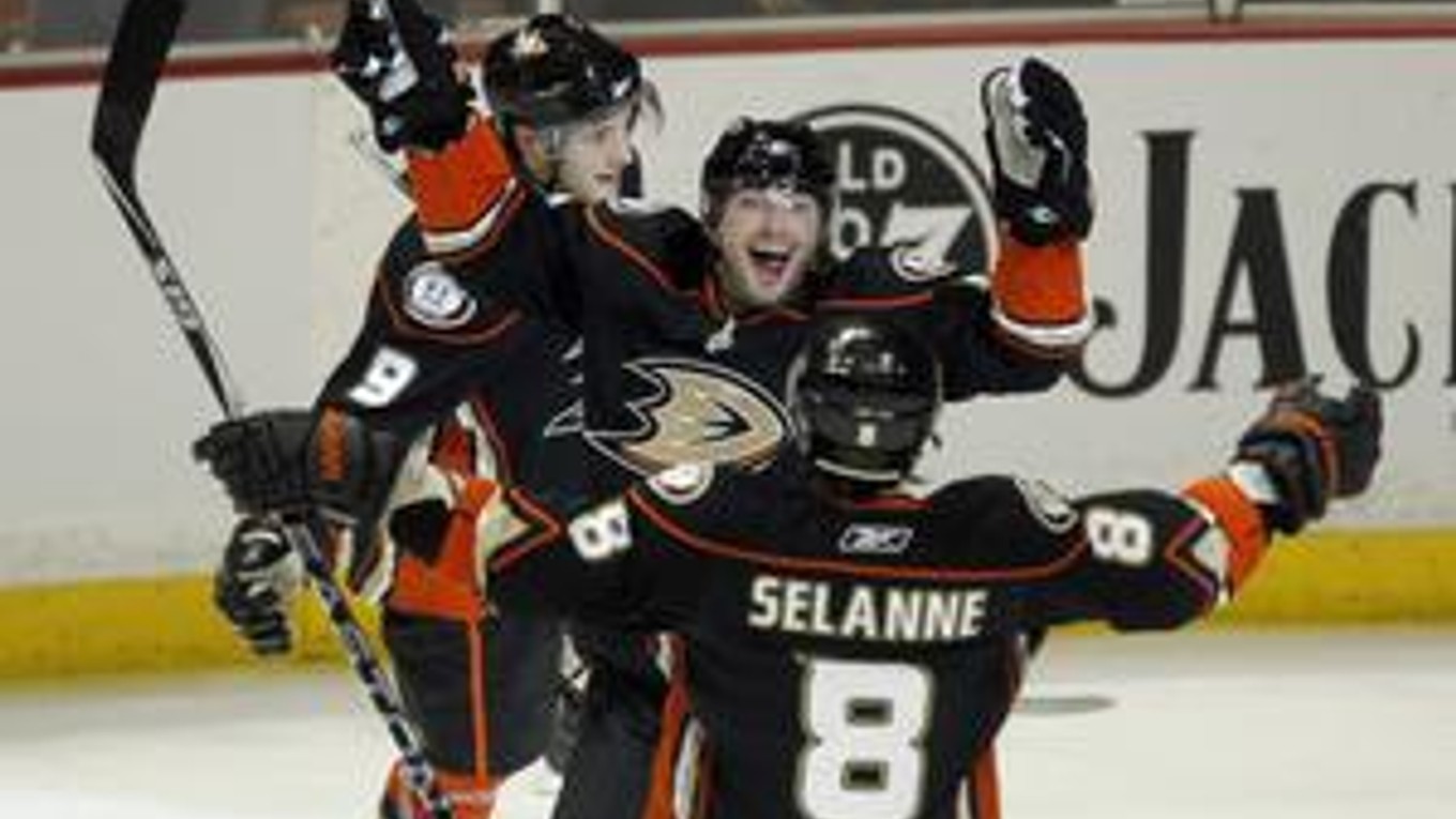 Slovenský obranca Ľubomír Višňovský z Anaheimu Ducks sa teší zo svojho gólu so spoluhráčom Temmum Selannem počas zápasu zámorskej NHL proti Philadelphii Flyers.