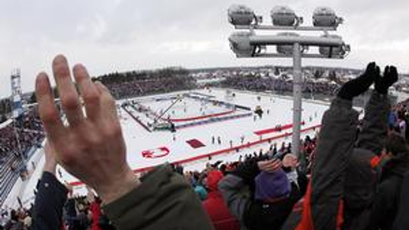 Na zápas pod šírim nebom prišlo v nedeľu v Pardubiciach 17 140 divákov. Náklady na extraligový duel s Brnom boli asi 600–tisíc eur, organizátori ich ledva vykryli.