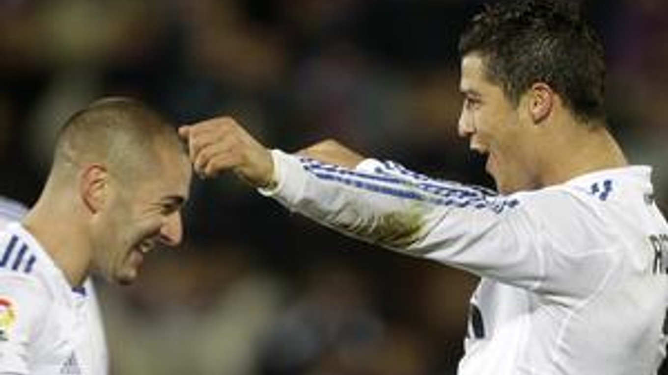 Karim Benzema (vľavo) a Cristiano Ronaldo oslavujú gól do siete Getafe.