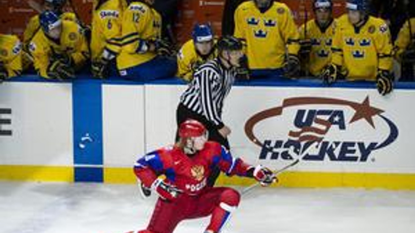 Ruský útočník Denis Golubjov oslavuje gól pred švédskou striedačkou v semifinále MS.