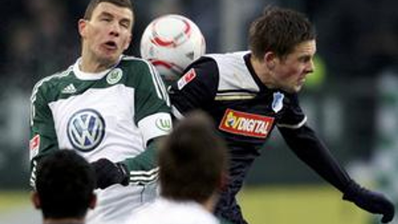 Edin Džeko (vľavo) v drese Wolfsburgu.