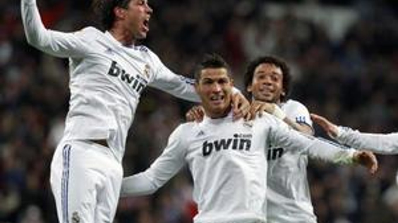 Cristiano Ronaldo oslavuje hetrik so spoluhráčmi.