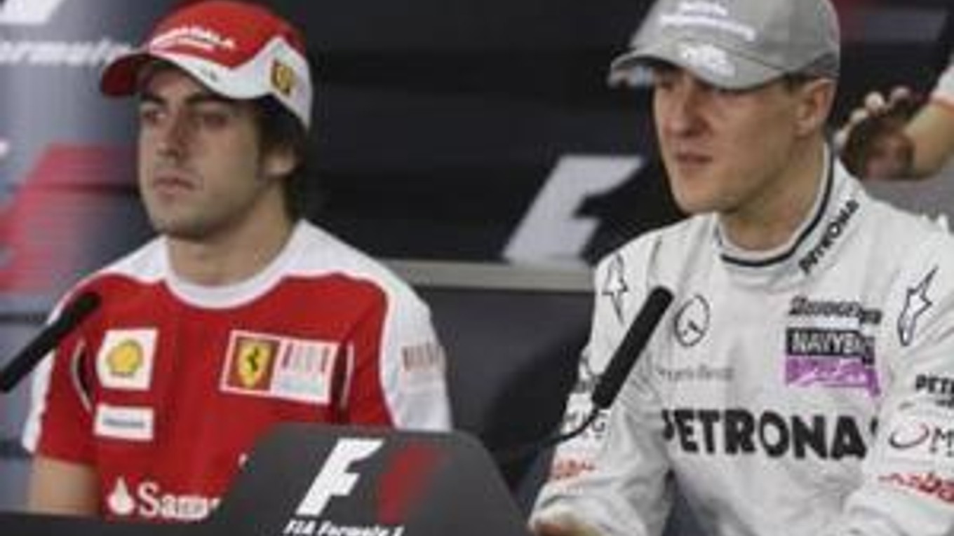 Fernando Alonso (vľavo) a Michael Schumacher.