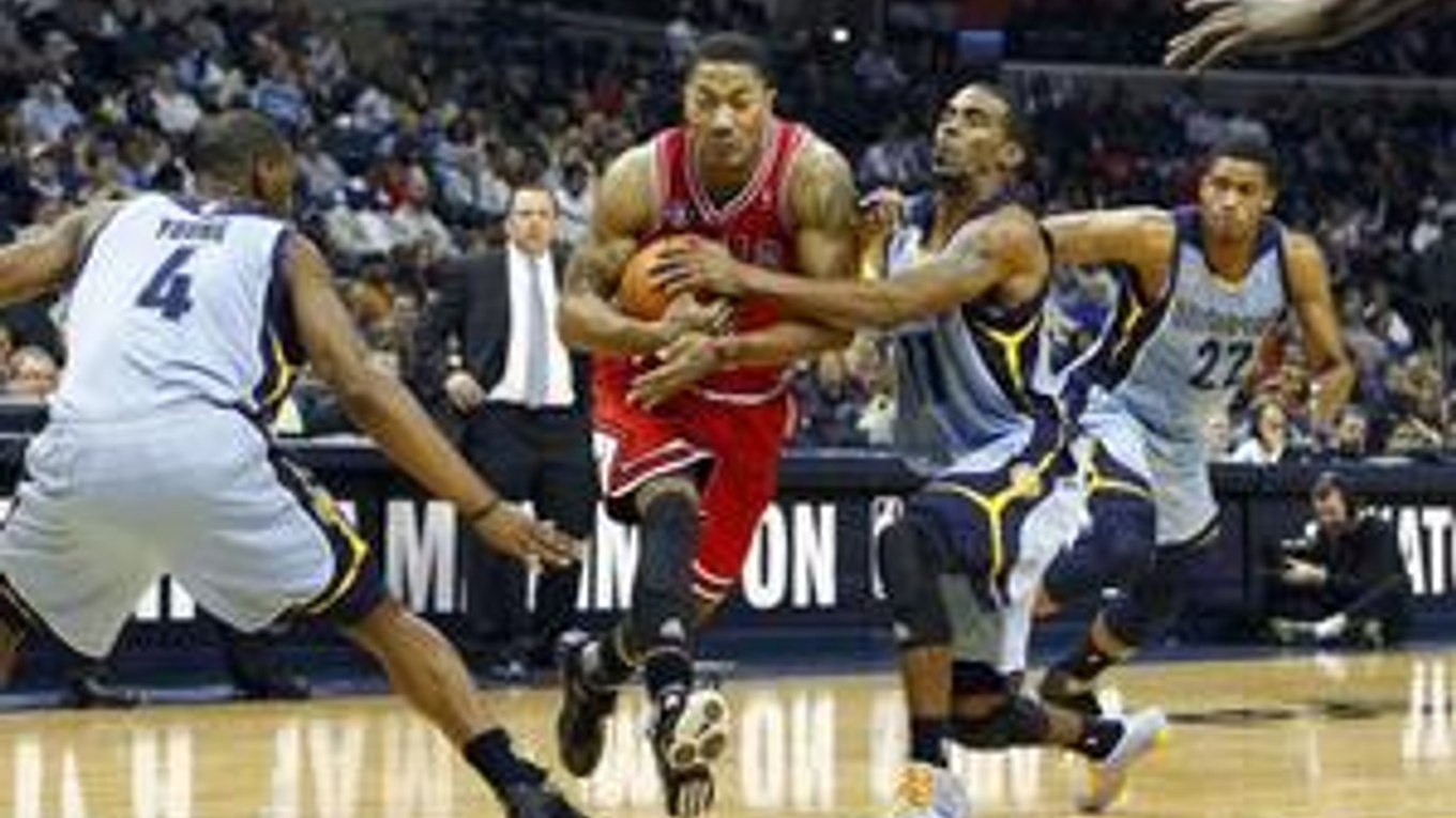 Rozohrávač Chicaga Derrick Rose doviedol oslabených Bulls k výhre v Memphise.
