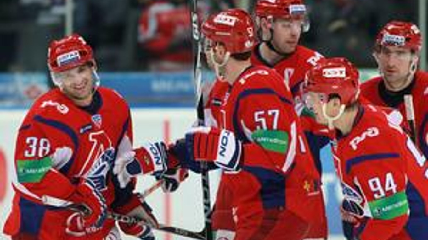 Pavol Demitra (vľavo) sa postaral o obrat svojho tímu.