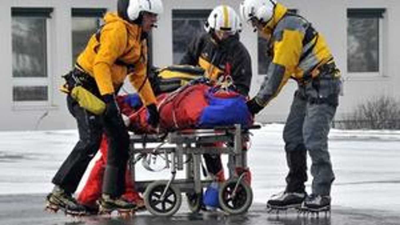 Záchranári odvážajú Hansa Gruggera do nemocnice po hrôzostrašnom páde v Kitzbüheli.