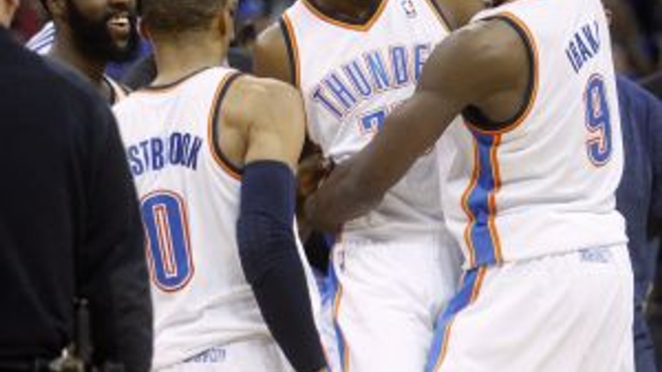 Kevin Durant (v strede)