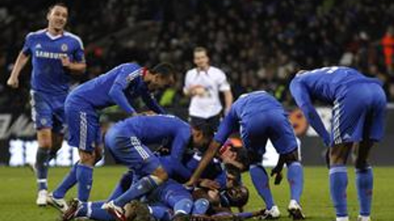 Futbalisti FC Chelsea porazili Bolton na jeho vlastnom trávniku 4:0.