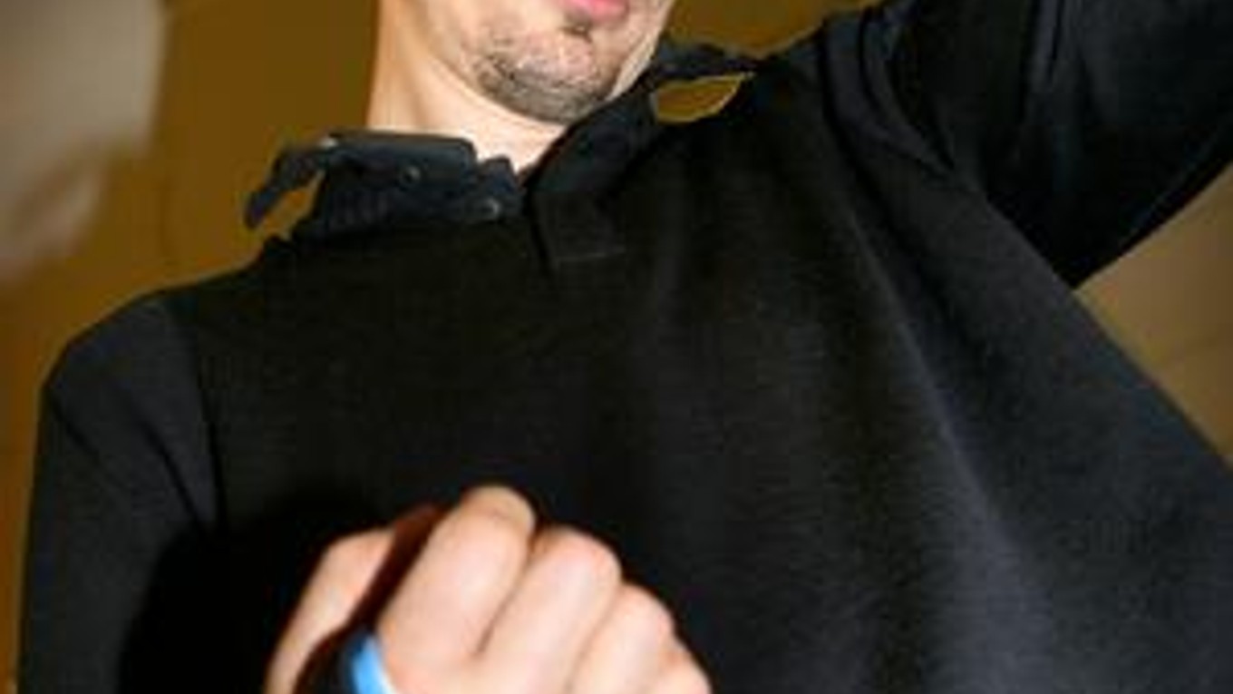 Pre zlomenú kosť v zápästí ľavej ruky nebude hrať Miroslav Šatan približne  mesiac. Vlani pred olympijskym turnajom trápilo slovenského útočníka taktiež zranenie ruky, vtedy išlo o pravú ruku.