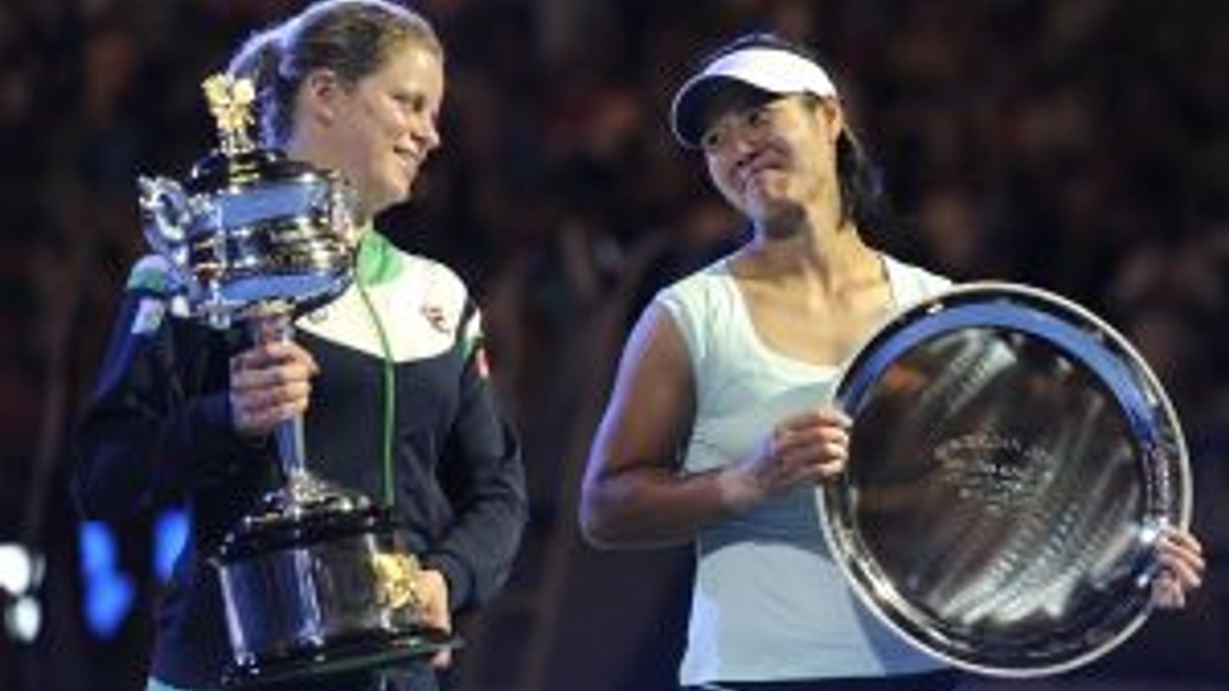Na Li (vpravo) po finálovej prehre s Kim Clistersovou. Na Australian Open sa stala prvou Číňankou, ktorá sa dostala do finále grandslamu.