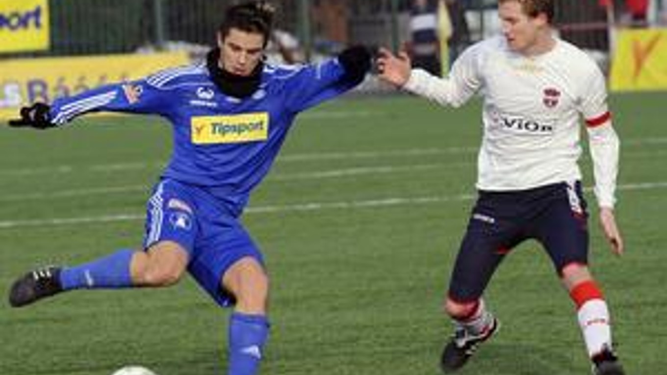 Martin Hála (Olomouc), vpravo Peter Kuračka (Zlaté Moravce).