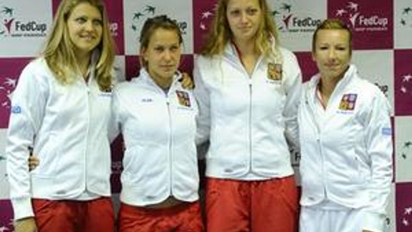 Na snímke český fedcupový tenisový tím, zľava Lucie Šafářová, Barbora Záhlavová-Strýcová, Petra Kvitová a Květa Peschkeová pózuje po tlačovej konferencii pred víkendovým zápasom 1. kola svetovej skupiny Pohára federácie proti Slovensku 2. februára 2011 v