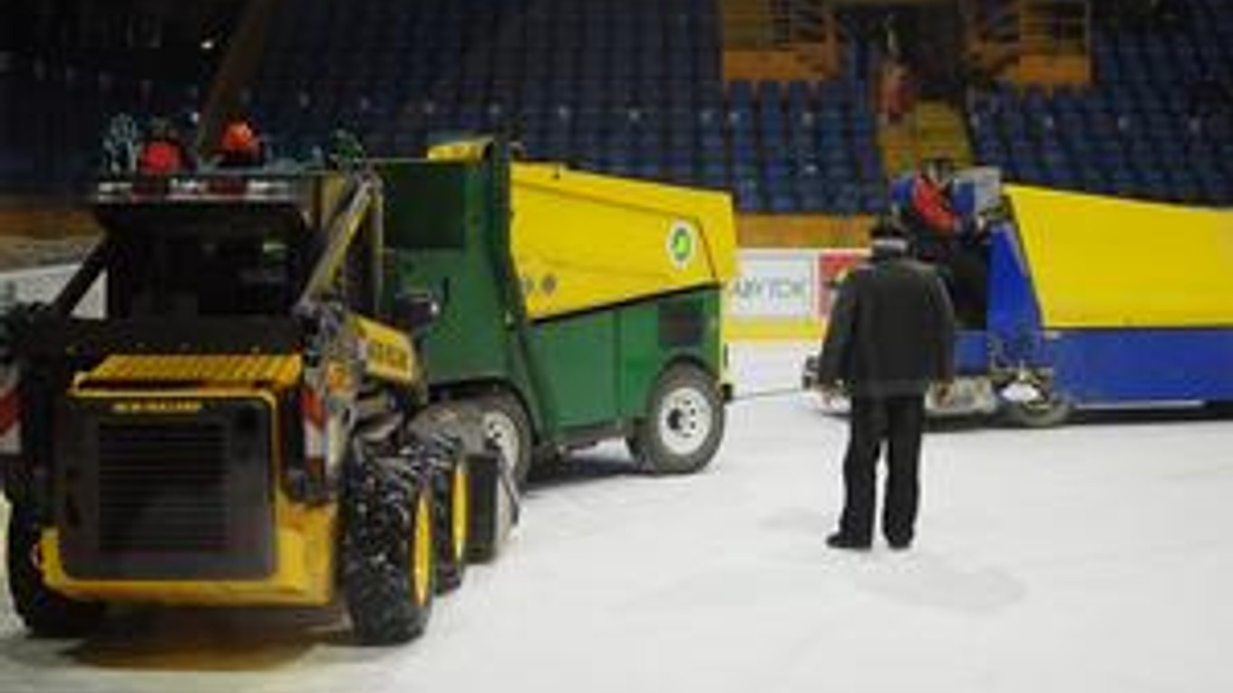 Rolbe pomáhal na zvolenskom ľade aj malý traktor.