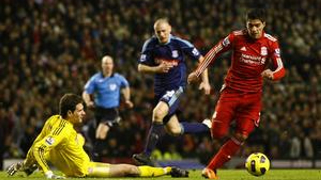 Luis Suárez už v drese Liverpoolu uteká súperom.
