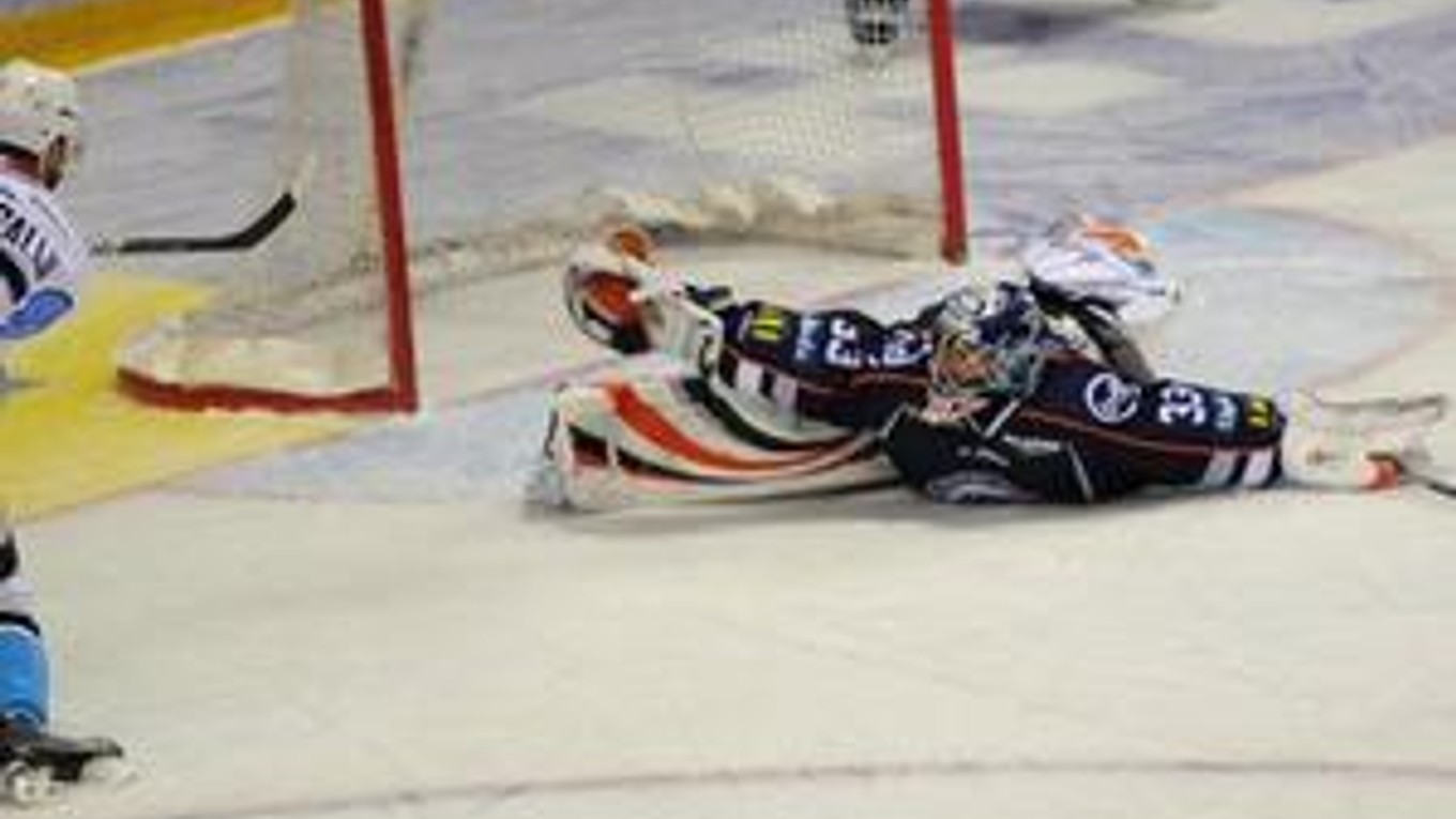 Gólman Košíc Július Hudáček kryl aj stresu Garipa Salijiho v jasnej pozícii.