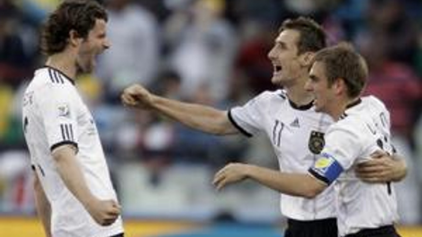 Nemeckí futbalisti predčili odvekých rivalov z Anglicka.