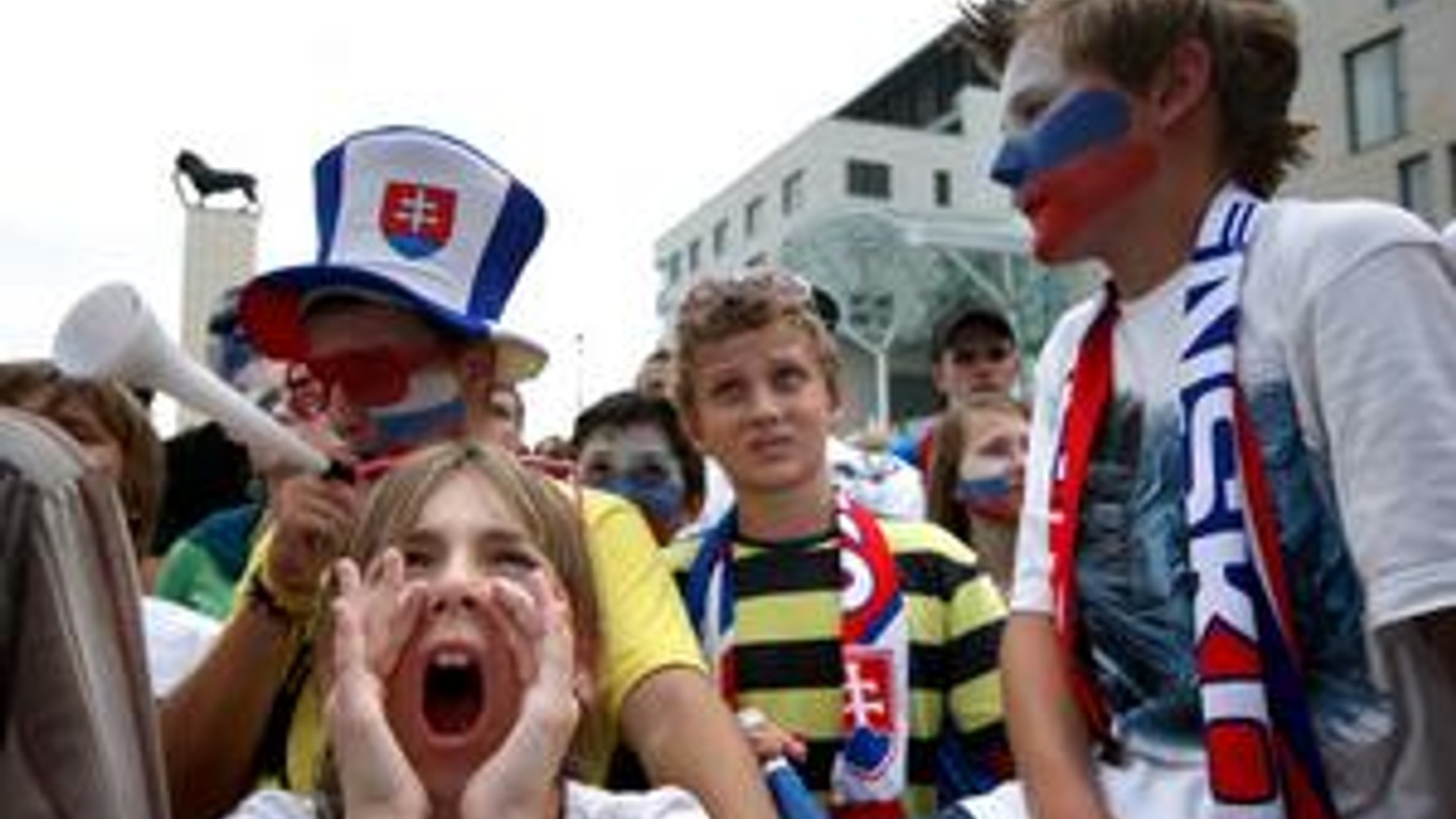 Na bratislavskom nábreží Dunaja sledovali fanúšikovia priame prenosy zápasov našich futbalistov. Teraz sa stretnú s hráčmi.