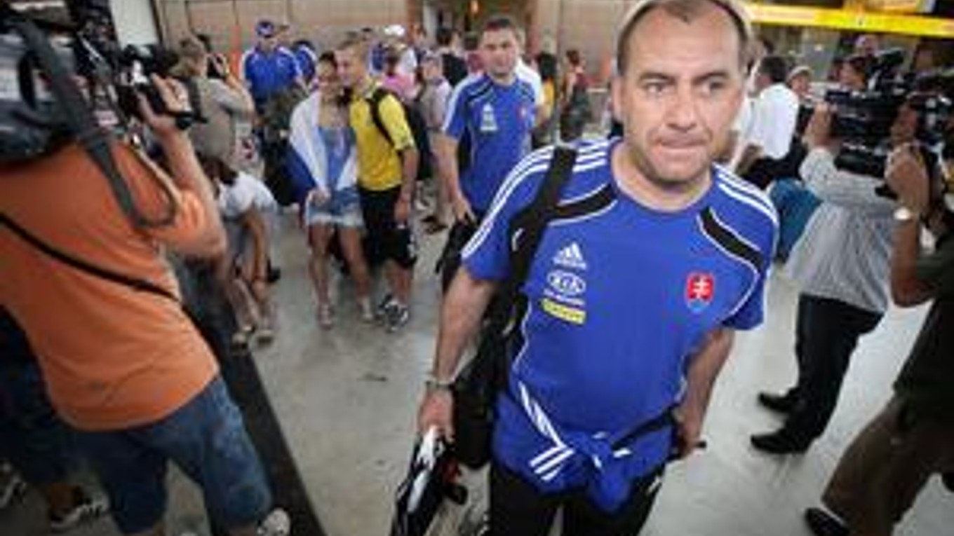 Vladimír Weiss po prílete na viedenské letisko ignoroval fanúšikov aj novinárov. S jeho synom sa mladé obdivovateľky fotili.