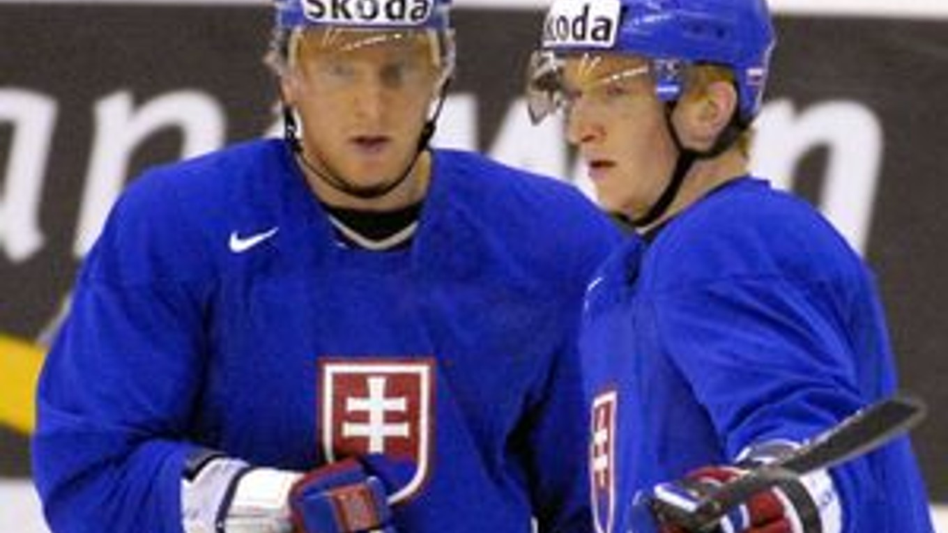 Marcel Hossa (vpravo) hral s Mariánom na dvoch majstrovstvách sveta i na dvoch olympiádach. V minulej sezóne vybojoval Marián s Chicagom v NHL Stanley Cup a Marcel, útočník Rigy, sa stal najlepším strelcom KHL.