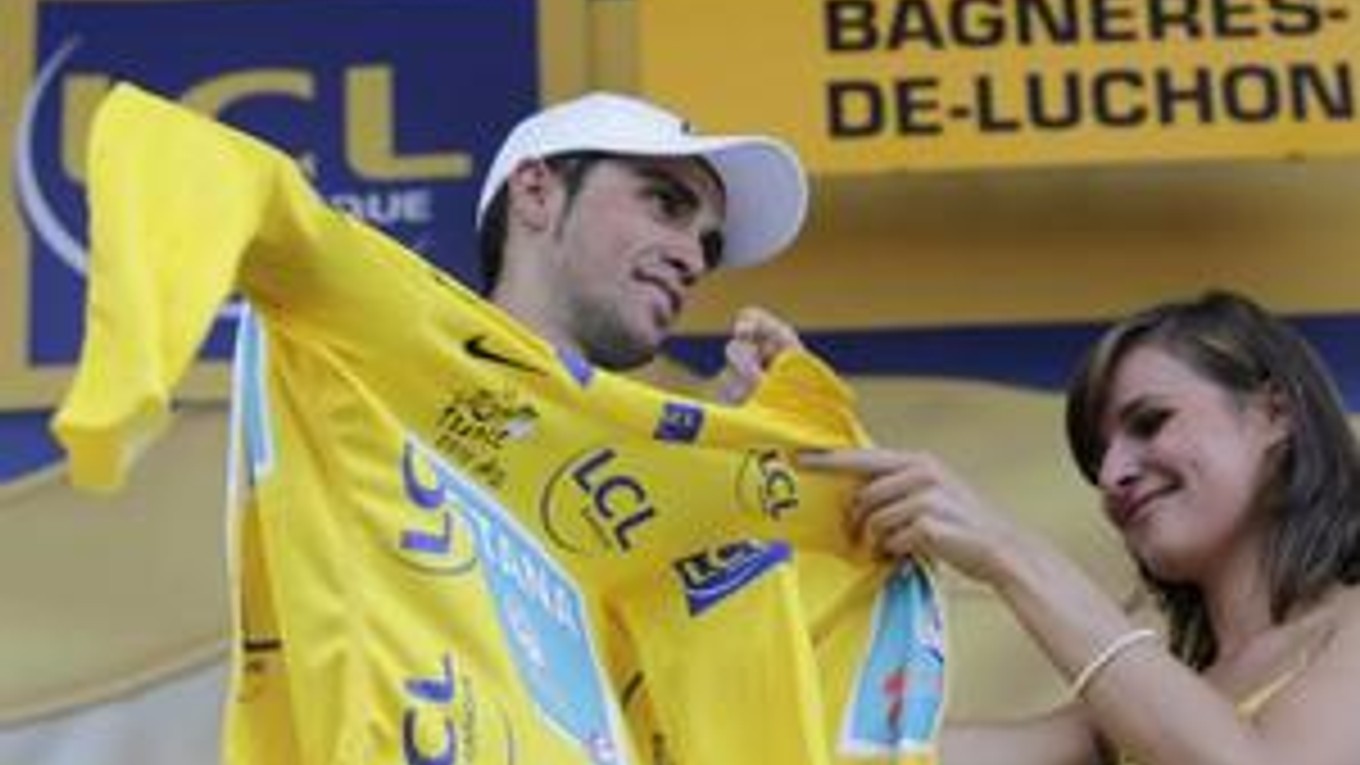 Alberto Contador sa obliekol do žltého dresu.