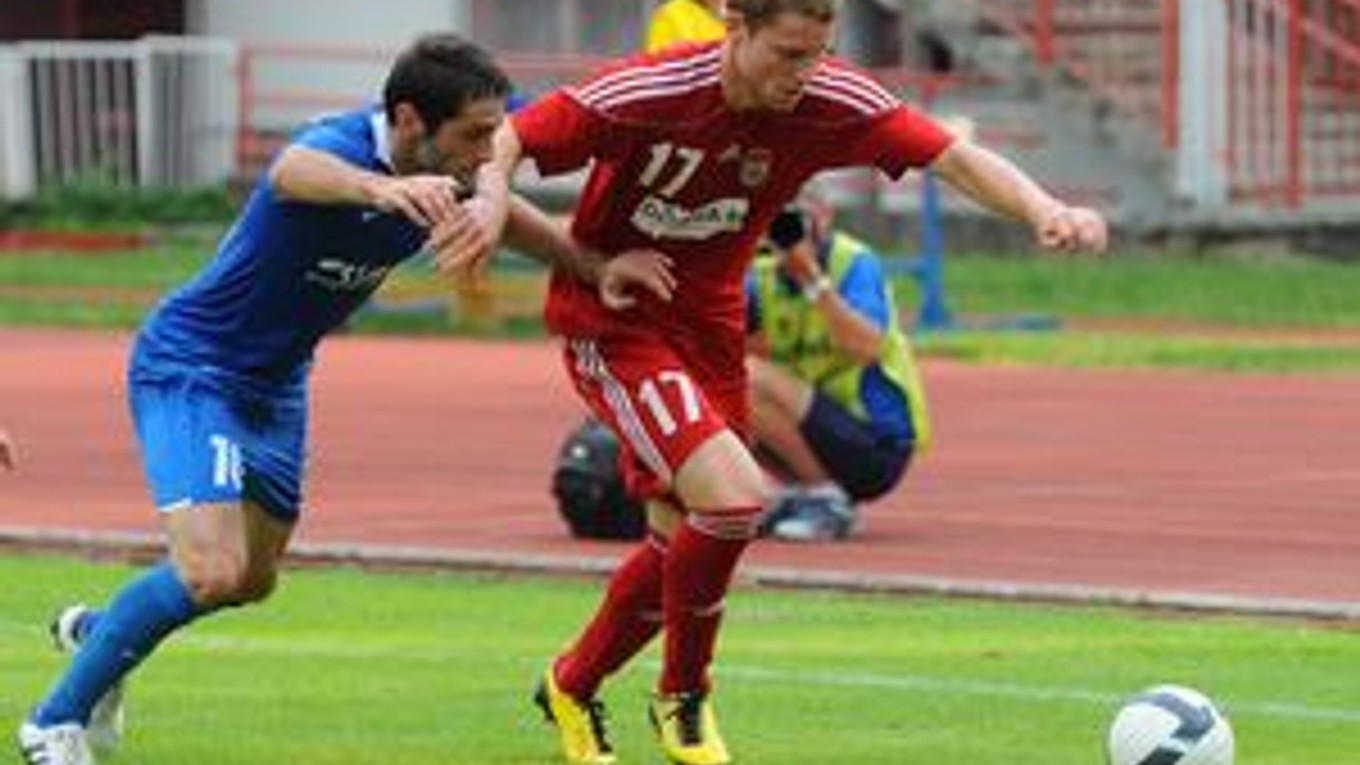 Hráč Banskej Bystrice Vratislav Gajdoš a hráč gruzínskeho Zestafoni Irakli Dzaria (vľavo).